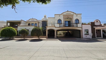 9_3040 | CASA EN VENTA de 5 recámaras, recámara en planta baja Fracc. Del Real en Los Mochis | Castillo Bienes Raíces