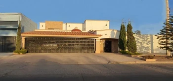 13_2871 | En Venta Hermosa Residencia, Fracc. Las Palmas | Castillo Bienes Raíces